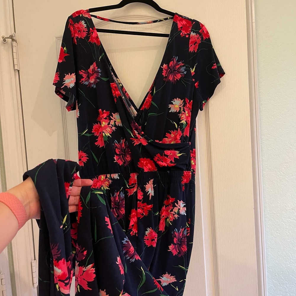 Express stretch jumpsuit navy floral print size Large.